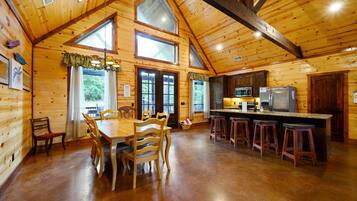 Cabin, Multiple Beds, Hot Tub, Mountain View (Majestic High) | Dining