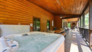 Kabin, Beberapa Tempat Tidur, hot tub, pemandangan gunung (Majestic High) | Teras/patio