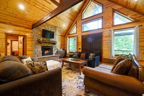 Hytte, flere senger, spabadekar, fjellutsikt (Majestic High) | Oppholdsområde