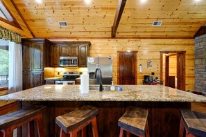 Hytte, flere senger, spabadekar, fjellutsikt (Majestic High) | Eget kjøkken