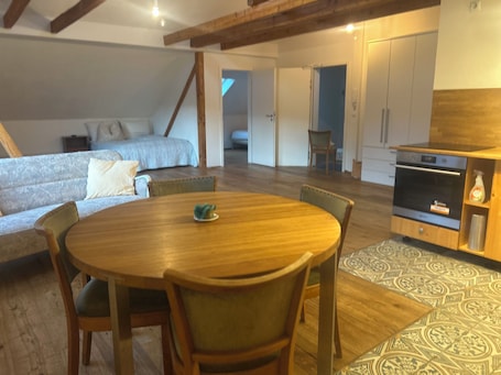 2 bedrooms, WiFi, bed sheets. Vacation apartment Apfelbaum in the guest & people and nature
