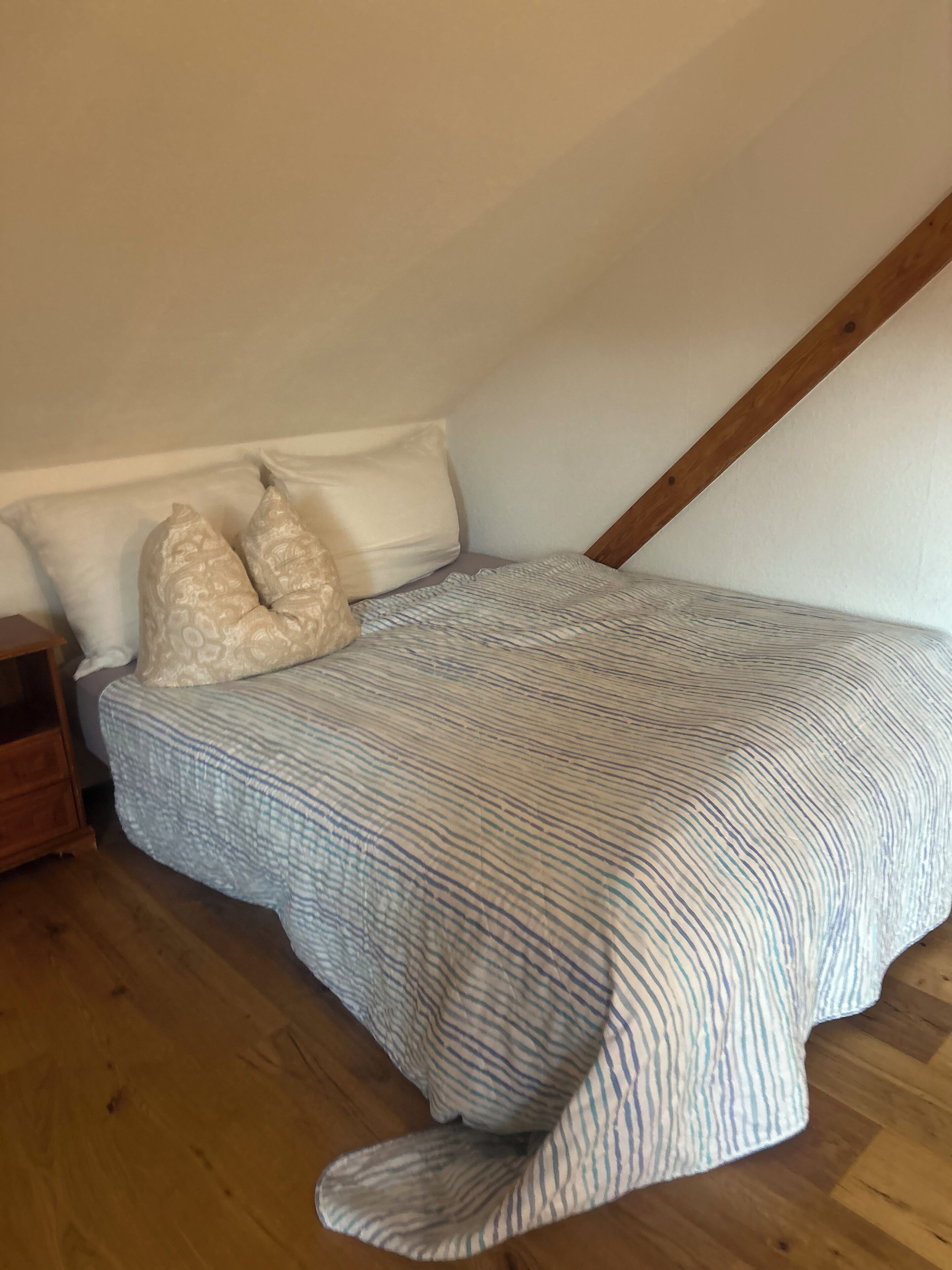 2 多间卧室、WiFi、床单