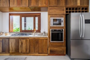 Microonde, forno, piano cottura, lavastoviglie
