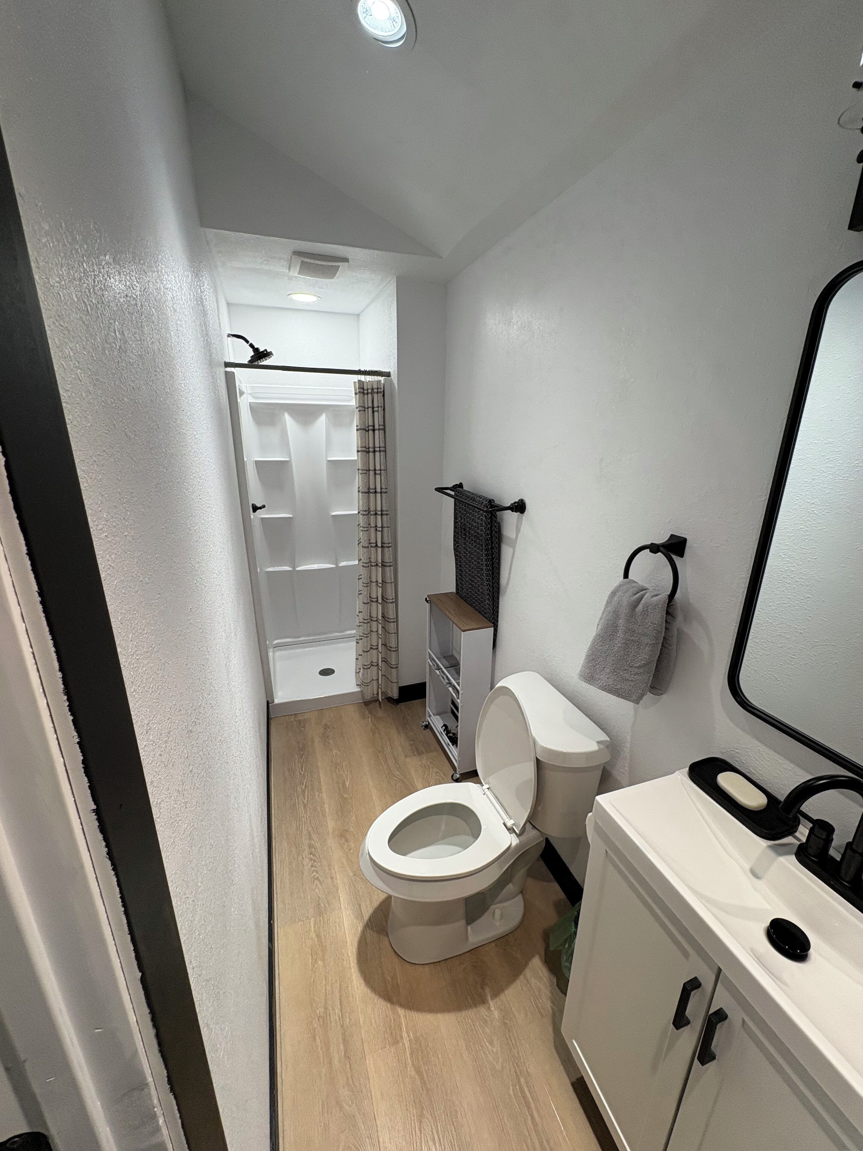 Een douche, een haardroger, handdoeken, zeep