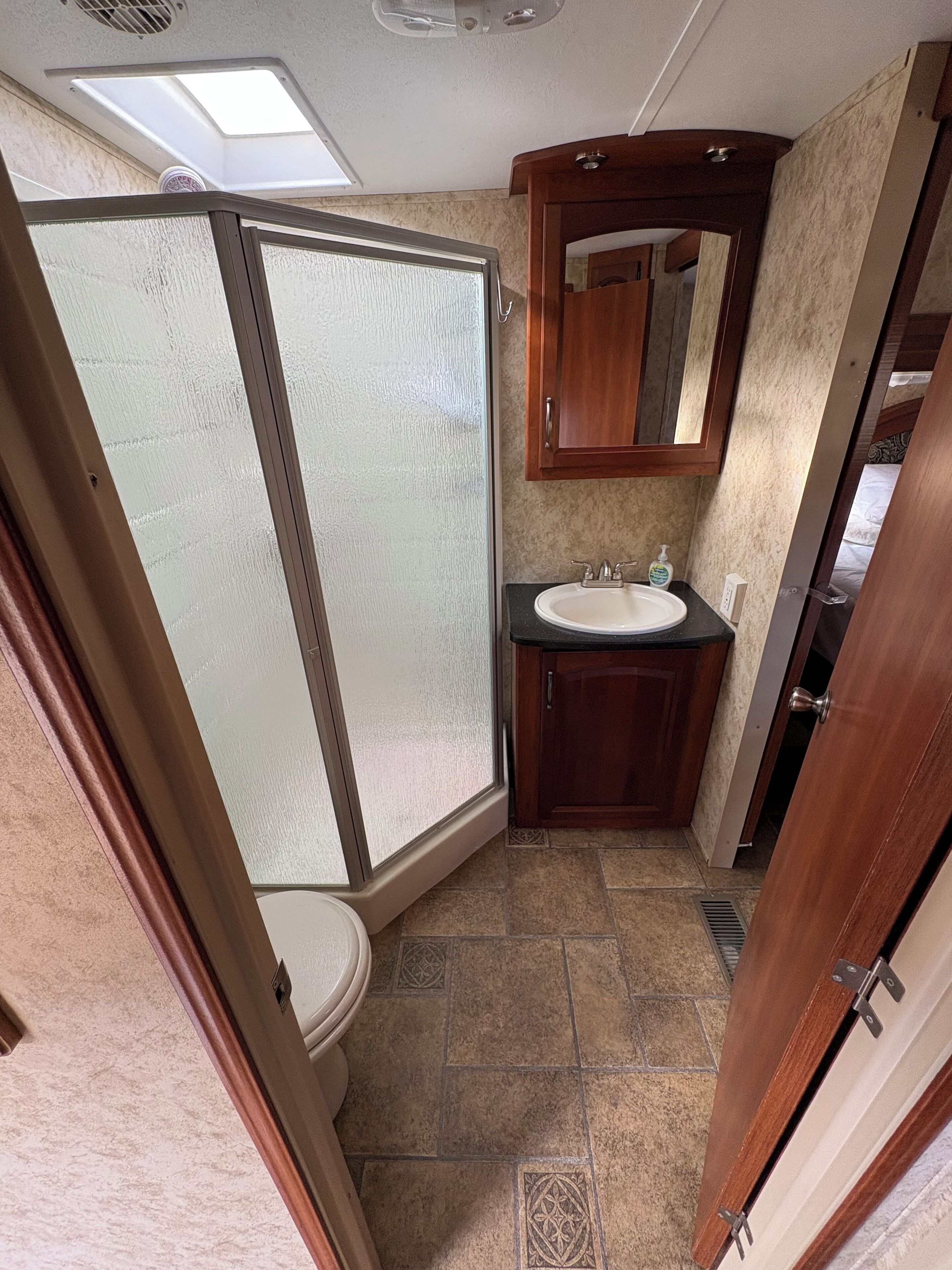 淋浴设施、吹风机、毛巾、肥皂