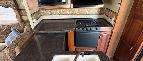 Four Ă micro-ondes, un four, surface de cuisson