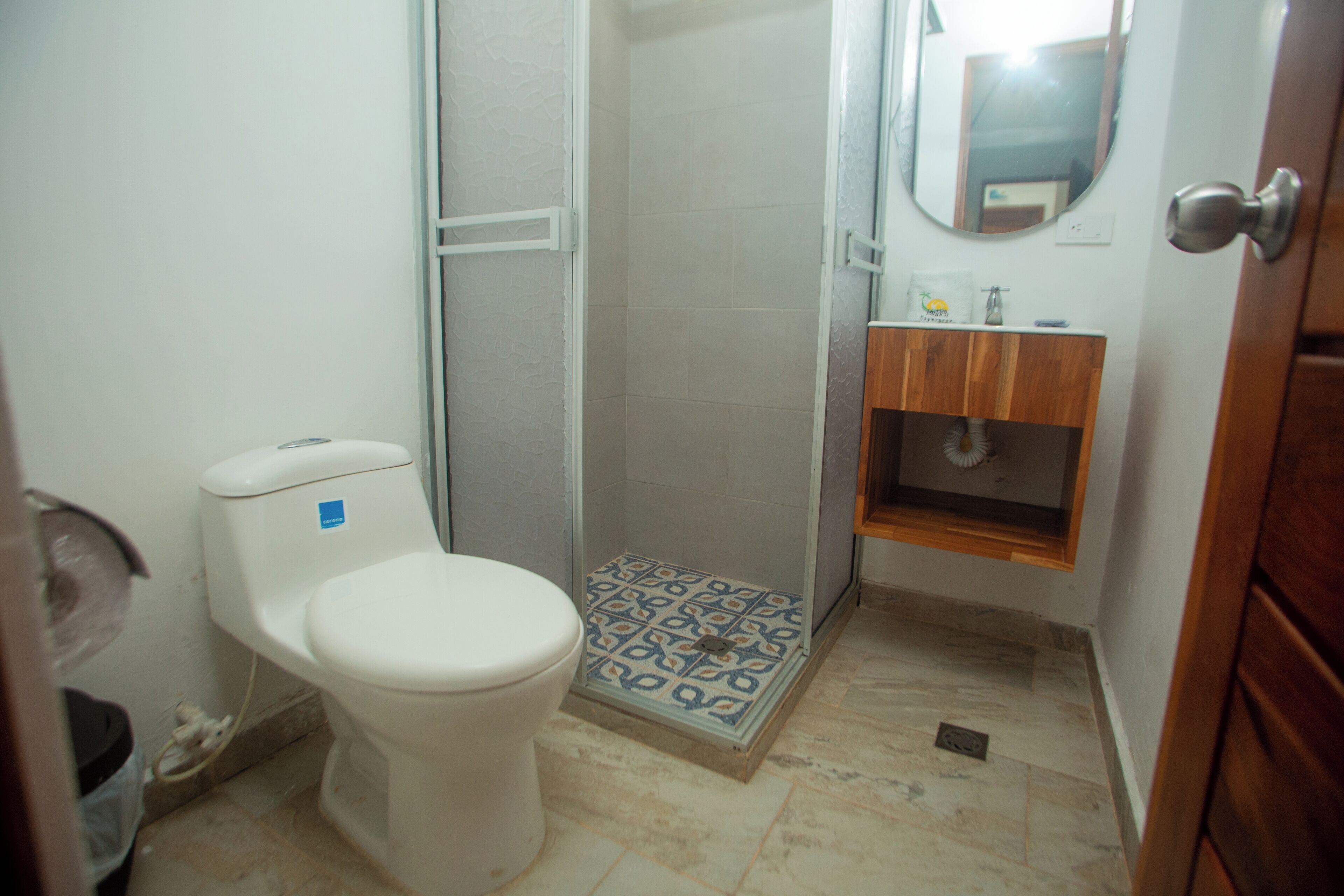 Une salle de bain avec des toilettes, une douche et un lavabo.