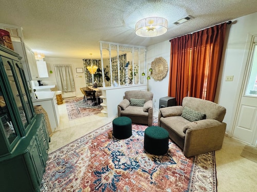 Close to downtown Camden! Sleeps 6