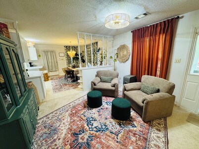 Close to downtown Camden! Sleeps 6