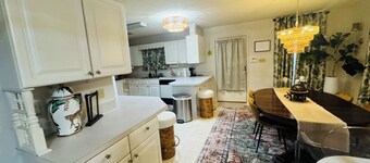 Close to downtown Camden! Sleeps 6