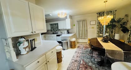 Close to downtown Camden! Sleeps 6