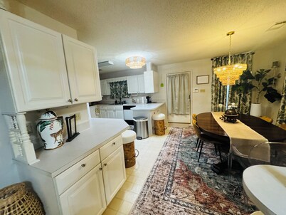 Close to downtown Camden! Sleeps 6