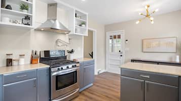 Microondas, horno, parrilla de estufa y lavavajillas