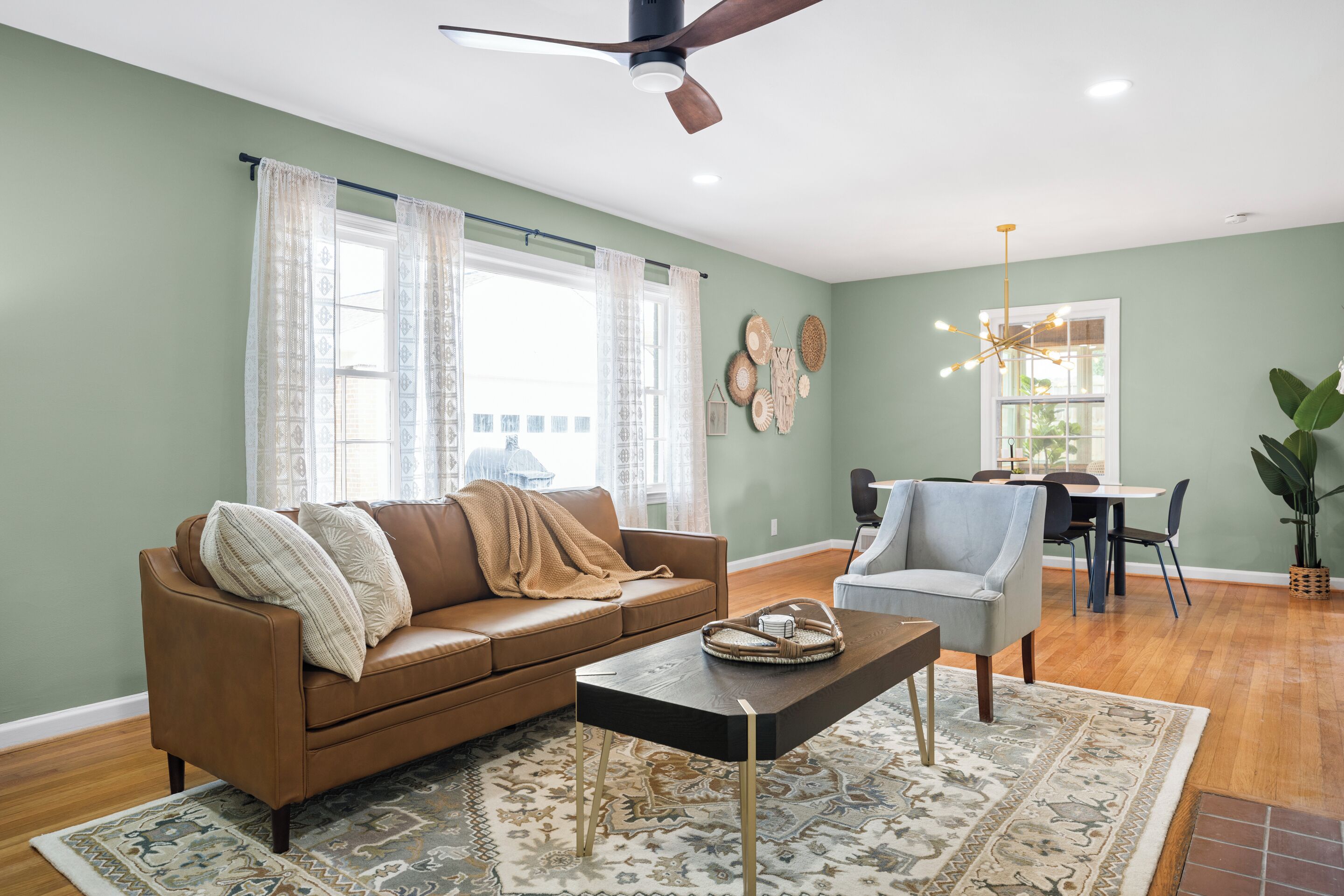 Een televisie en een open haard