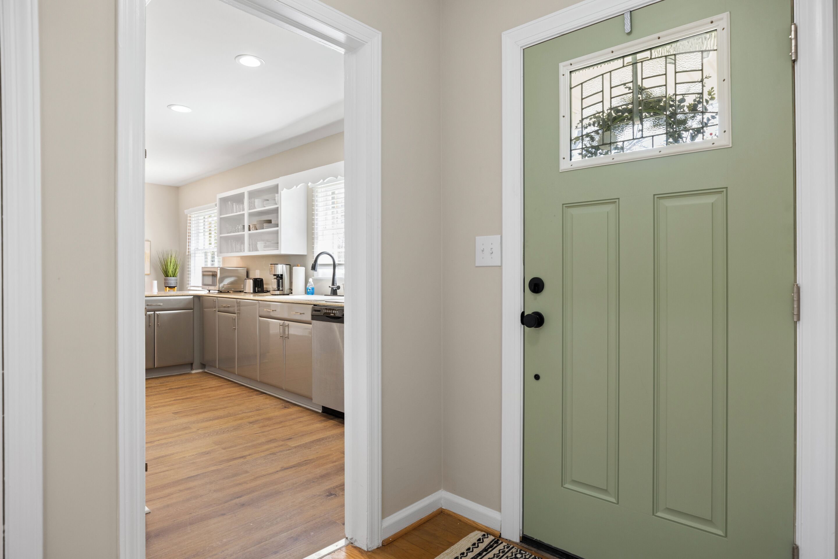 Een magnetron, een oven, een kookplaat, een vaatwasser