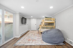 4 bedrooms, iron/ironing board, Internet, bed sheets