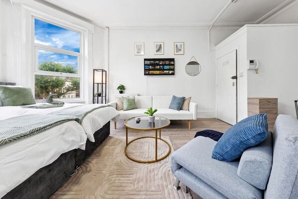 1 slaapkamer, een bureau, een strijkplank/strijkijzer, wifi