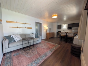 Suite, patio, vista a la playa | Área de sala de estar