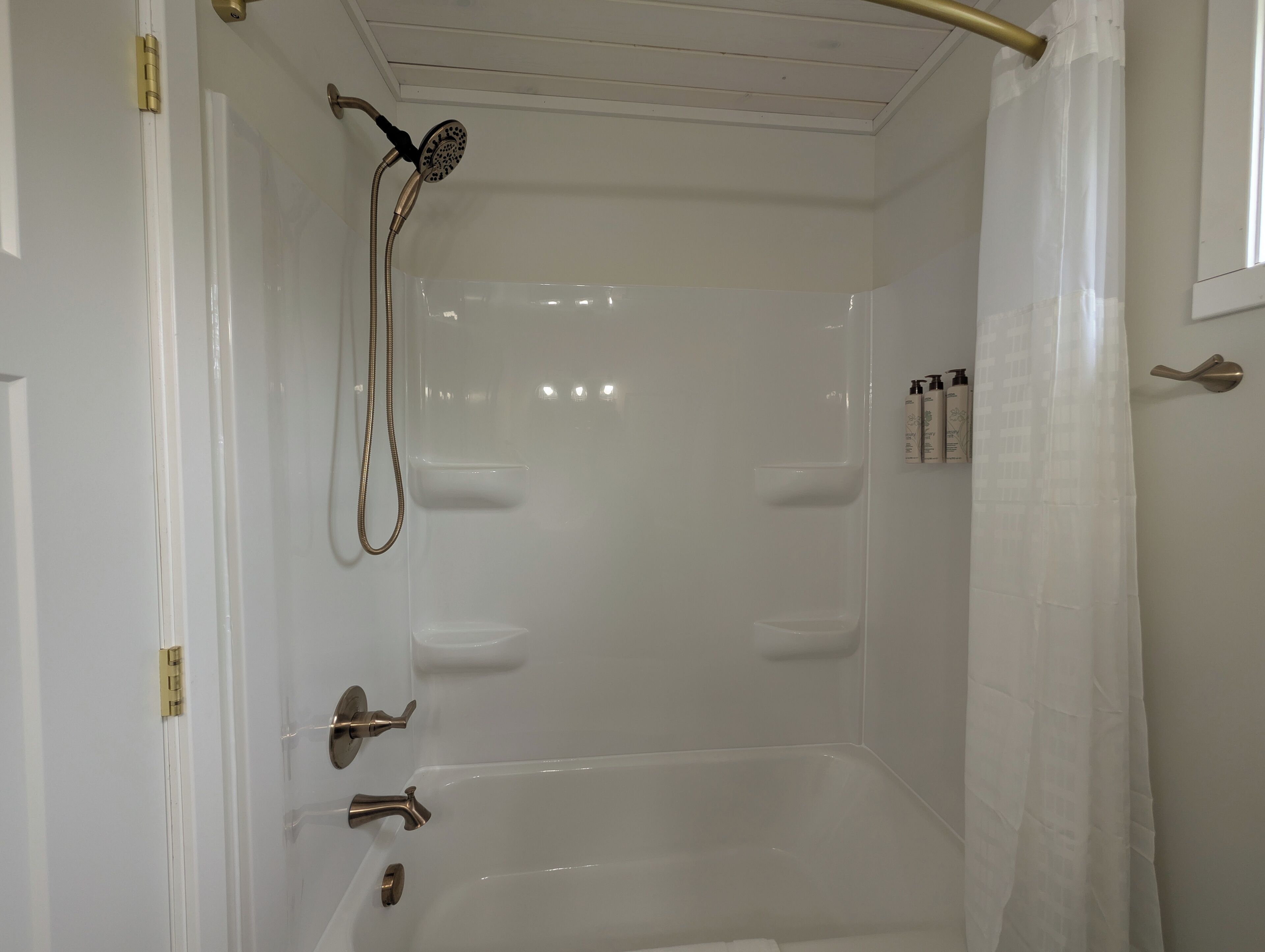 Un bagno con una vasca, una doccia e un water.