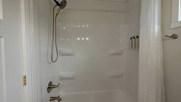 Un bagno con una vasca, una doccia e un water.