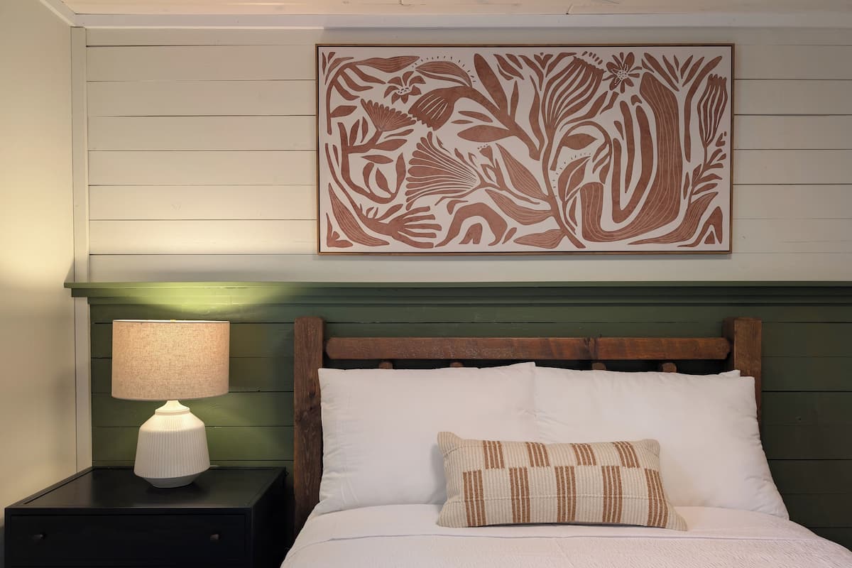 Suite, patio, vista a la playa | Espacio para trabajar con laptop y cortinas blackout