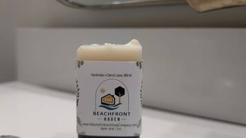 Eine kleine Seife von Beachfront Haven auf einer Badezimmerablage.