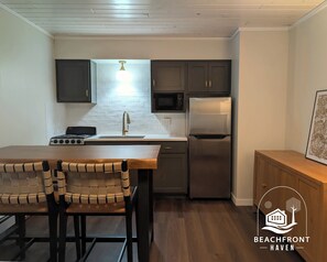 Full-sized fridge, microwave, oven, stovetop