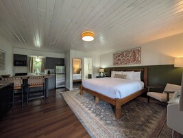 Suite estudio, patio, vistas a la playa | Espacio para trabajar con un portátil y cortinas opacas