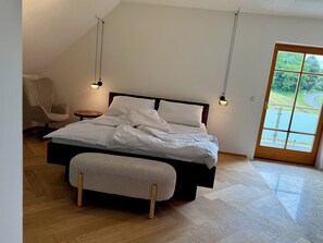 9 bedrooms, WiFi, bed sheets