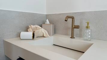 Hiustenkuivaaja, pyyhkeet, saippua, vessapaperi