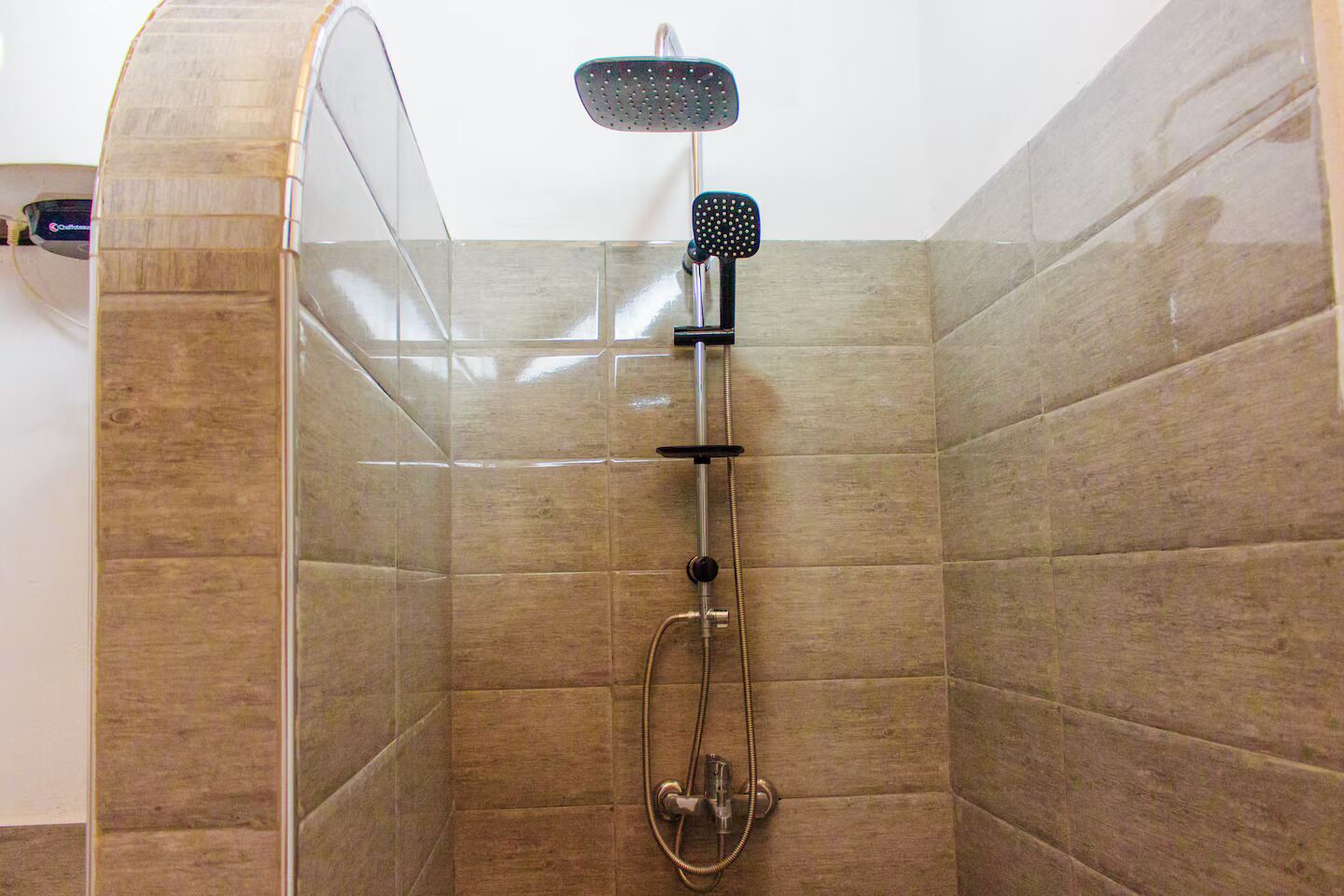 Een douche, handdoeken, zeep, toiletpapier