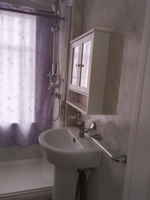 Hair dryer, towels, soap, shampoo - 4BR Home Family/Work Stay London (Welling)