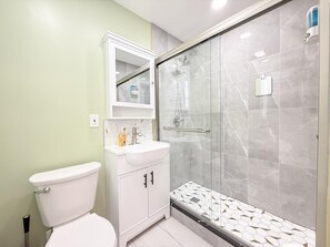 Dusch, hårtork, bidé och handdukar