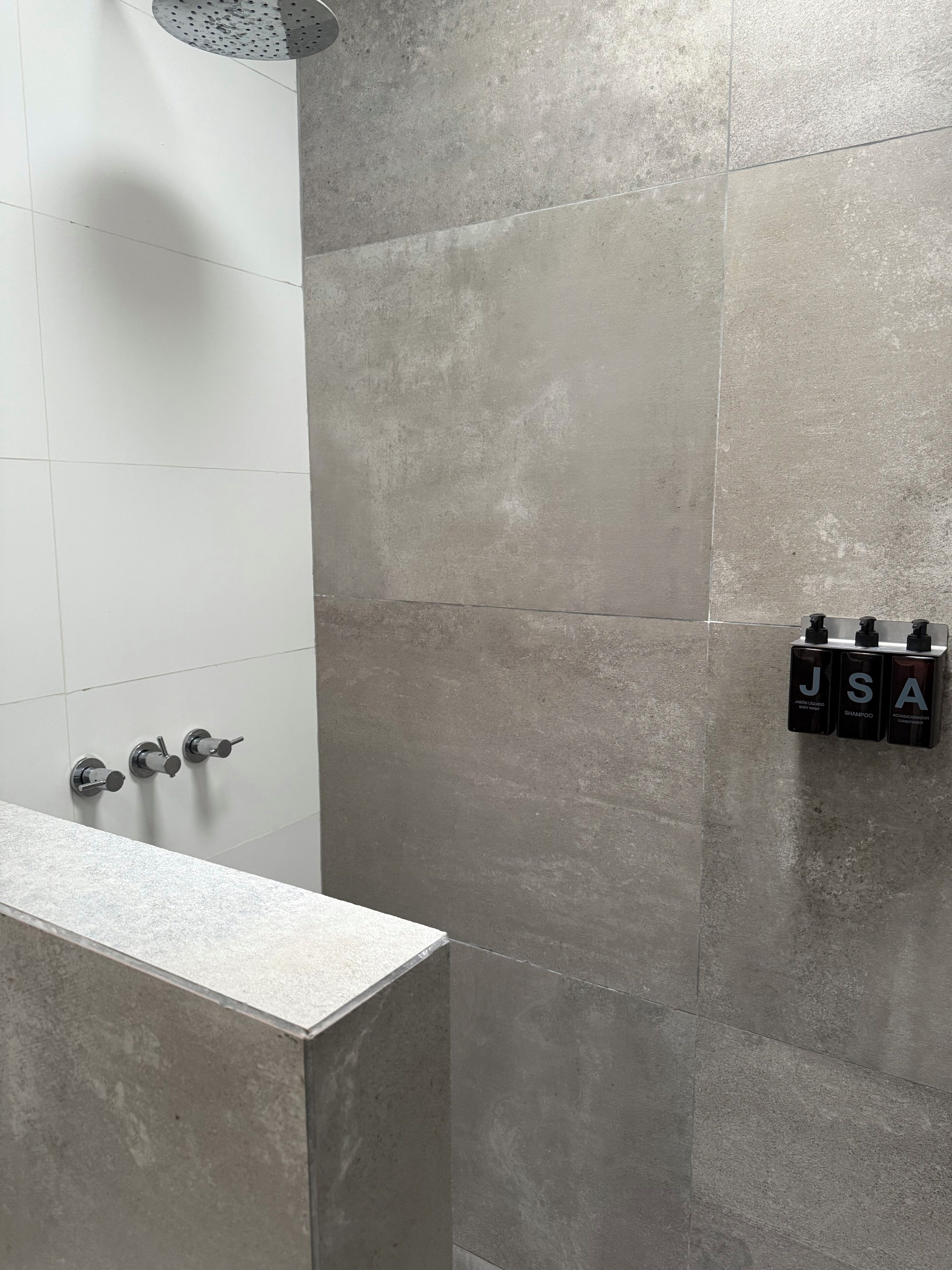 Een douche, een haardroger, een bidet, handdoeken