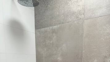 Een douche, een haardroger, een bidet, handdoeken