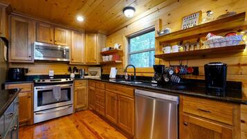 Cabin, nhiều giường, bồn tắm nước nóng, quang cảnh núi (Summer Moon Lodge) | Bếp riêng | Tủ lạnh, lò vi sóng, dụng cụ pha cà phê/trà