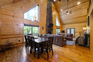 Mökki, useita sänkyjä, poreamme, vuoristonäköala (Summer Moon Lodge) | Oleskelualue | 41–tuumainen taulutelevisio, jossa digitaalikanavat