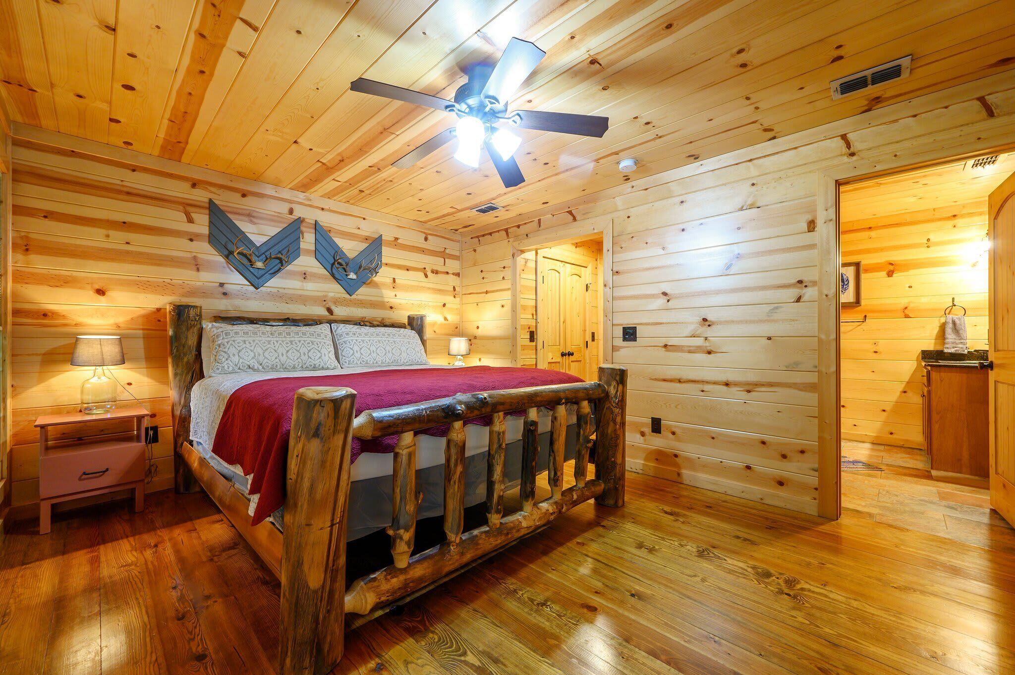 Hytte, flere senger, spabadekar, fjellutsikt (Summer Moon Lodge) | 2 soverom, individuelt dekorert, individuelt innredet og sengetøy