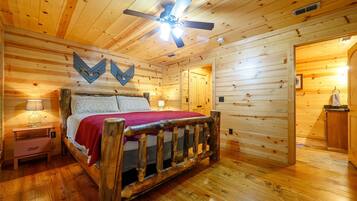 Hytte, flere senger, spabadekar, fjellutsikt (Summer Moon Lodge) | 2 soverom, individuelt dekorert, individuelt innredet og sengetøy