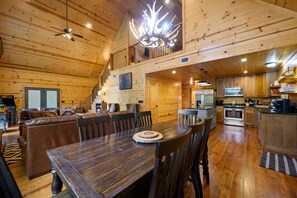 Hytte - flere senge - boblebad - bjergudsigt (Summer Moon Lodge) | Interiør