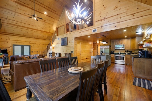 Summer Moon Lodge - For 8ppl