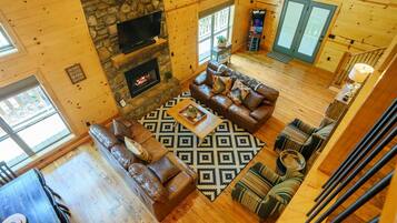 小屋, 多张床, 热水浴缸, 山景 (Summer Moon Lodge) | 起居区 | 41-英寸纯平电视(配备数码频道)