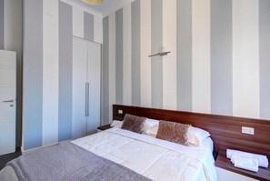Iron/ironing board, Internet, bed sheets - Spanish Steps Suite (Roma)
