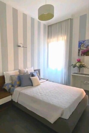 Iron/ironing board, Internet, bed sheets - Spanish Steps Suite (Roma)