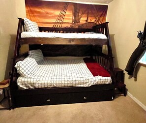 3 bedrooms, iron/ironing board, WiFi, bed sheets