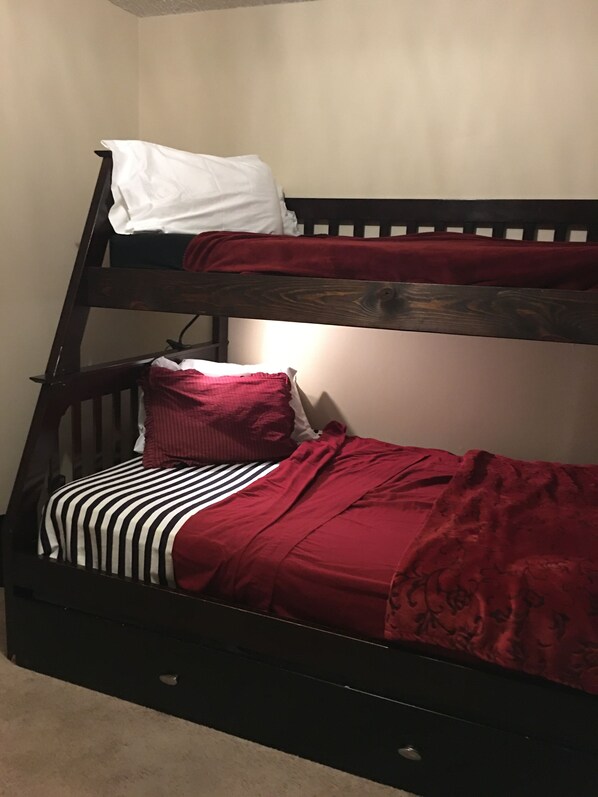 3 chambres, fer et planche à repasser, Wi-Fi, draps fournis