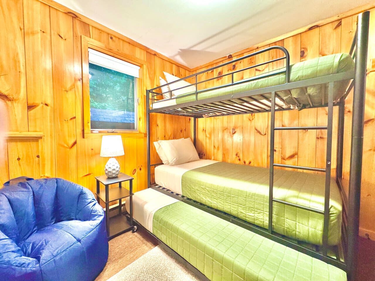 3 chambres, fer et planche à repasser, lit de bébé portatif