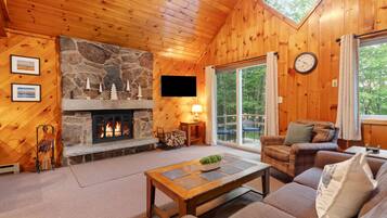 Smart-TV, Kamin, Bücher