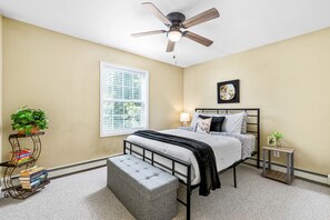 Desk, iron/ironing board, travel crib, free WiFi - Stylish comfort, great location (Bartlett)