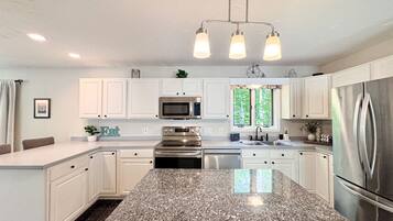 Refrigerador, microondas, horno, placa de cocina